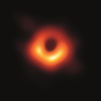 Az Event Horizon Telescope által készített első közvetlenül megfigyelt fekete lyuk képe, amely a M87 galaxisban található.