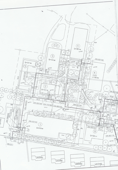 Építési tervrajz, amely különböző épületek és csővezetékek elhelyezkedését mutatja be, teljesítmény értékekkel.