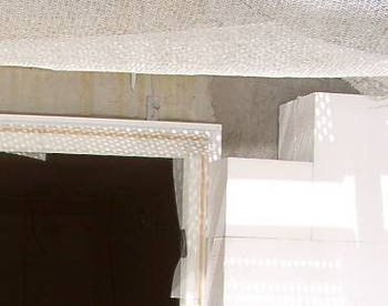 Építkezés részlete, hőszigetelő anyagokkal a falon.