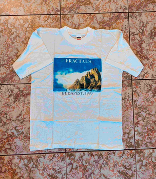 Fehér póló, rajta hegyet ábrázoló kép és 'FRACTALS BUDAPEST, 1993' felirat