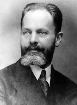 Fekete-fehér portré egy öltönyös férfiról Fekete-fehér portré, amelyen egy férfi öltönyben és nyakkendőben látható