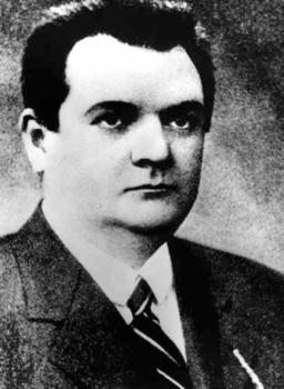 Fekete-fehér portré öltönyös férfiról Fekete-fehér portré egy öltönyös férfiról, homályosított arccal