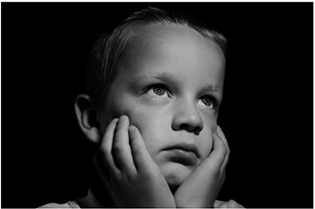 Fekete-fehér portré egy személy fülével és hajával Fekete-fehér portré, amelyen egy személy füle és hajának egy része látható