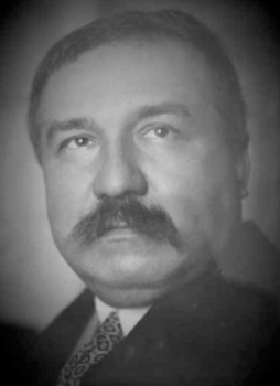 Fekete-fehér portré mintás nyakkendővel és kabáttal Fekete-fehér portré, amelyen egy személy mintás nyakkendőt és sötét kabátot visel