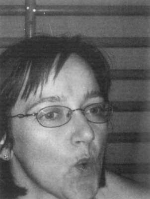 Fekete-fehér rácsos szerkezet Fekete-fehér fotó, háttérben rácsos szerkezet látható.