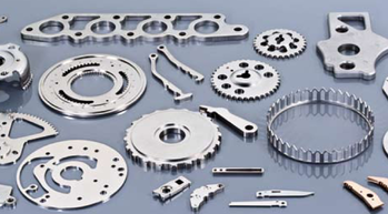 Különböző fém alkatrészek, amelyek gépek vagy mechanikus szerkezetek részei lehetnek.