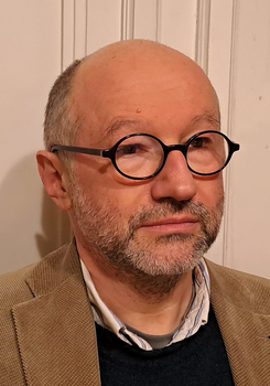 Férfi barna zakóban és csíkos ingben, divatos öltözködés