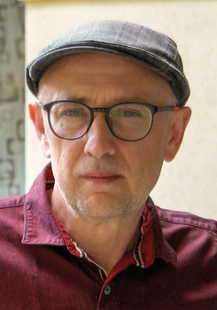 Férfi bordó ingben és szürke sapkában, divatos öltözködés