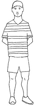 Férfi csíkos pólóban és rövidnadrágban Férfi csíkos pólóban, rövidnadrágban és cipőben áll.
