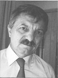 Férfi fehér inget és nyakkendőt visel, formális öltözetben.