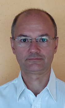 Férfi fehér ingben homályos arccal Férfi fehér ingben, homályos arccal, portré