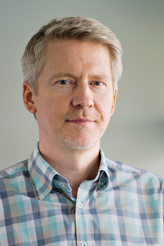 Férfi kockás ingben szürke háttér előtt Férfi kockás ingben szürke háttér előtt