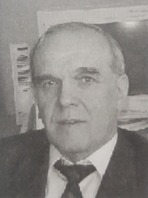 Férfi öltönyben, háttérben ablak és vonalkódos papír Férfi öltönyben, háttérben egy ablak és egy vonalkódos papír látható