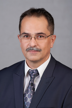 Férfi öltönyben és nyakkendővel, szürke háttér előtt Férfi öltönyben és nyakkendővel, semleges szürke háttér előtt