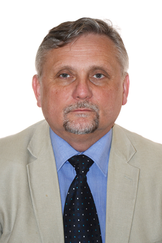 Férfi világos öltönyben, kék inggel és nyakkendővel Férfi világos öltönyben, kék inggel és sötét nyakkendővel