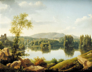 Festői táj, amely egy tó körüli dombos vidéket ábrázol, fákkal és sziklás előtérrel.