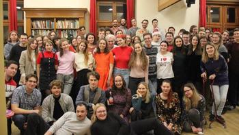 Fiatalok csoportképe könyvtárban Fiatalok csoportképe könyvtárban, színes ruhákban, karácsonyi sapkával.