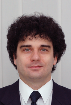 Formális öltözet fehér inggel és sötét nyakkendővel Formális öltözet fehér inggel és sötét nyakkendővel, öltöny viselése