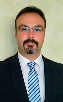 Formális öltözet sötét öltönyben és kék csíkos nyakkendővel Sötét öltöny, fehér ing és kék-fehér csíkos nyakkendő formális öltözetben