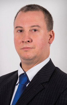 Formális öltözet sötét öltönyben és kék nyakkendővel Formális öltözet, sötét öltöny és kék nyakkendő, férfi ruházat