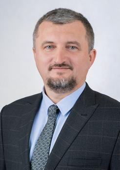 Formális öltözet zakóval, inggel és nyakkendővel Formális öltözet, amely sötét zakóból, világoskék ingből és mintás nyakkendőből áll.