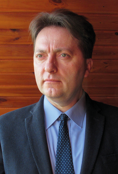 Formális öltözet fa háttérrel Formális öltözetben lévő személy fa háttérrel, kék ing és nyakkendő.