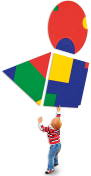 Egy kisgyermek színes geometriai formák felé nyúl, piros, kék, zöld és sárga színekben.