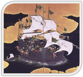 Hagyományos japán hajó vitorlázik a tengeren Hagyományos japán hajó vitorlázik a tengeren, emberek a fedélzeten, sötét felhők háttérben.