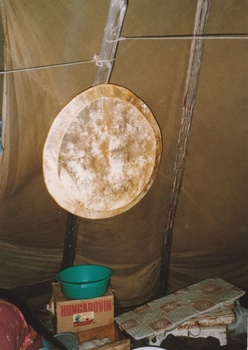 Hagyományos sátor belseje dobbal és Hungarovin dobozzal Hagyományos sátor belseje, ahol egy dob van felakasztva. Látható egy Hungarovin feliratú doboz és egy műanyag tál.