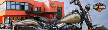 Harley-Davidson motorkerékpár egy üzlet előtt Harley-Davidson motorkerékpár egy Harley-Davidson üzlet előtt, logóval