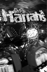 Harrah's kaszinó bejárata fényekkel és játékgépekkel Harrah's kaszinó bejárata, '25' jelzés, fények és játékgépek láthatók.