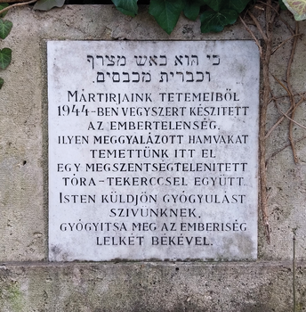 Emléktábla a holokauszt mártírjainak tetemeiből készült vegyszerről és meggyalázott hamvakról.