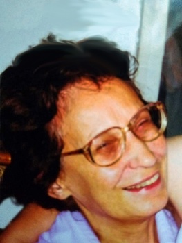 Egy személy portréja, akinek az arca homályosítva van.