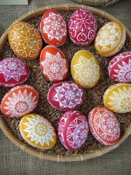 Különböző színű és mintájú húsvéti tojások egy kosárban.