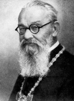 Idős férfi díszes lánccal Egy idős férfi elegáns ruhában, nyakában díszes lánccal, szakállal.