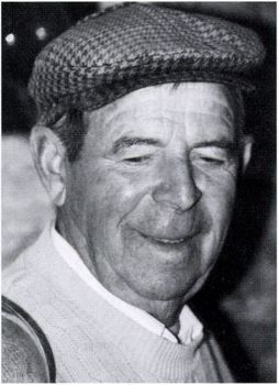 Idős férfi kockás sapkában Idős férfi kockás sapkát visel, a képen a sapka és a ruházat látható.