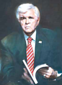 Idős férfi öltönyben könyvet tart Idős férfi öltönyben, piros csíkos nyakkendővel, könyvet tart a kezében.