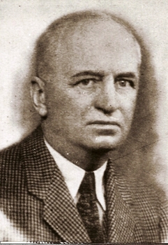 Idős férfi öltönyben, vintage stílusú fotó Idős férfi öltönyben, vintage stílusú fekete-fehér fotó