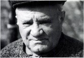 Idős ember sapkában, fekete-fehér portré Fekete-fehér portré egy idős emberről, aki sapkát visel