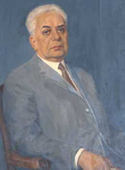 Idős férfi elegáns öltönyben ül egy székben Idős férfi elegáns öltönyben ül egy székben, háttérben kék színű fal