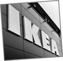 IKEA áruház logója az épület falán Az IKEA áruház logója látható egy épület falán, fekete-fehér képen.