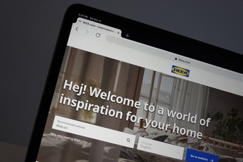 IKEA weboldal megnyitva laptop képernyőjén Laptop képernyőjén az IKEA weboldala látható, üdvözlő üzenettel és nyelv választási lehetőséggel.