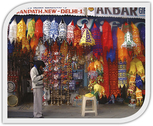 Indiai kézműves bolt színes lampionokkal Indiai kézműves bolt, amely színes lampionokat és díszeket árul, Delhi, Akbar Gifts felirat.