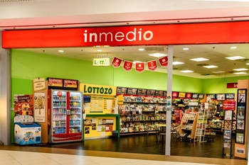 Inmedio üzlet, amely lottózóként is működik, magazinokkal, italokkal és jégkrémmel.