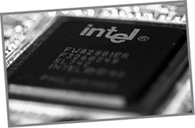 Intel processzor közelről Közelről készült kép egy Intel processzorról, feliratokkal.