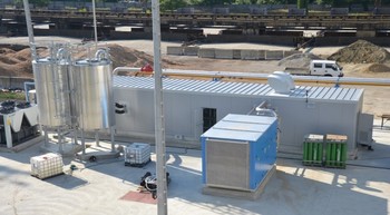 Ipari létesítmény tartályokkal és hűtőberendezéssel Ipari létesítmény tartályokkal, hűtőberendezéssel és konténerrel egy gyár területén.