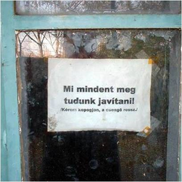 Javítási szolgáltatások felirata egy ajtón Ajtóra ragasztott papír, amely javítási szolgáltatásokat hirdet, és kéri, hogy kopogjanak, mert a csengő rossz.