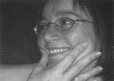 Kéz cigarettával fekete-fehér képen Fekete-fehér kép, amelyen egy kéz cigarettát tart.