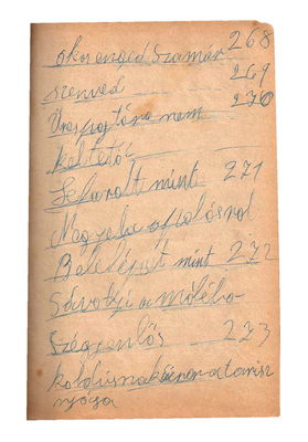 Kézzel írt jegyzet különböző kifejezésekkel és számokkal egy papíron