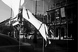 Kirakat tükröződése városi utcaképpel és női lábbal Kirakat üvegén tükröződő városi utcakép, női láb magas sarkú cipőben